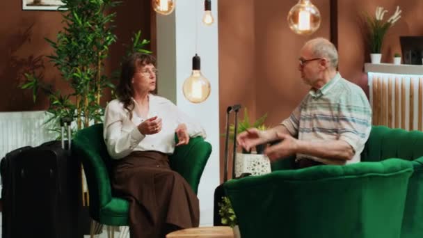 Couple Retraité Discutant Dans Salon Hôtel Cinq Étoiles Attendant Terminer — Video