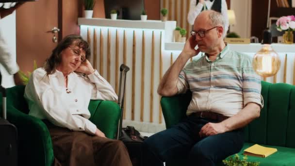Anziani Assonnati Che Fanno Pisolino Sul Divano Dell Hotel Stanchi — Video Stock