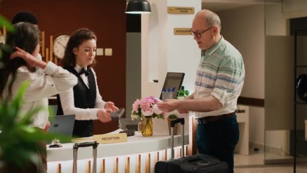 Starszy Mężczyzna Płaci Pokój Hotelowy Usługami All Inclusive Używając Karty — Wideo stockowe