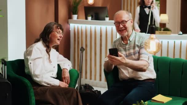 Starsi Turyści Korzystający Połączenia Wideo Celu Utrzymywania Kontaktu Członkami Rodziny — Wideo stockowe
