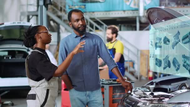 Afrikansk Amerikansk Mekaniker Verkstad Använder Holografisk Förstärkt Verklighet För Att — Stockvideo