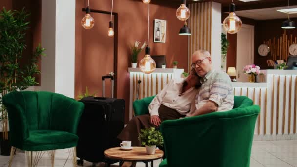 Pár Důchodu Spí Jeden Druhém Hotelové Hale Čekají Rezervaci Pokoje — Stock video