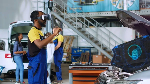 Qualified Technician Repair Shop Using Advanced Virtual Reality Technology Visualize — Stock Photo, Image