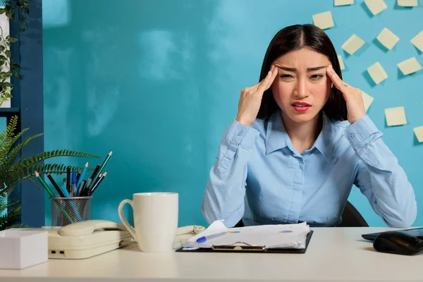心烦意乱的女人坐在电脑前感觉很不好 在工作场所会有焦虑发作 心烦意乱的女雇员在办公室里头疼或头晕 — 图库照片