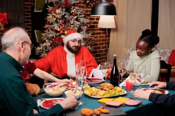 Τζόλι Βασίλης Κάνει Τους Ανθρώπους Γελάνε Εορταστικό Δείπνο Γιορτάζοντας Τις — Φωτογραφία Αρχείου