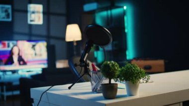 İnternet şovu yapımında kullanılan profesyonel kayıt cihazlarıyla dolu boş bir ev stüdyosu. İçerik oluşturma ekipmanlarıyla dolu bir daire, arka planda çalışan TV, kapat