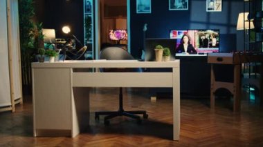 İnternet şovu yapımında kullanılan profesyonel kayıt cihazlarıyla donuk ışıklı stüdyo. Daire teknolojik ekipmanlarla dolu, arka planda çalışan TV ve bilgisayar ekranlarında canlandırma canlandırmaları