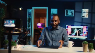 İnternet yıldızı filmleri yeni çıkan dizüstü bilgisayarın incelenmesi, paketin açılması ve izleyicilere sunumu. İzleyicilere ultra ince dizüstü bilgisayar gösteren etkili, performansı hakkında geri bildirim sunar