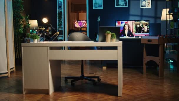 灯光昏暗的工作室 配有专业的录音设备 用于互联网节目制作 充满技术设备的公寓 在后台运行的电视和电脑屏幕上的3D渲染动画 — 图库视频影像