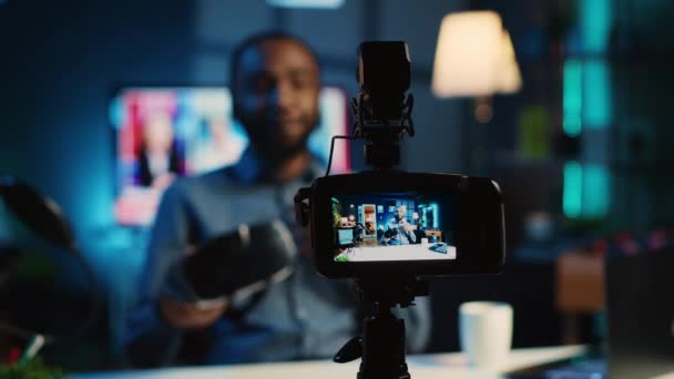 Tech Content Creator Filmování Technologie Recenzi Nově Vydané Herní Brýle — Stock video