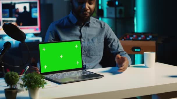 Innehållsskapare Studiofilmer Nyligen Släppt Chroma Key Gaming Laptop Video Översyn — Stockvideo