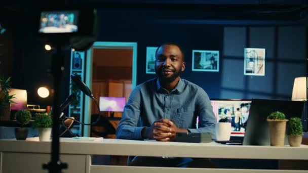 Afrikaanse Amerikaanse Content Creator Filmen Technologie Review Van Nieuw Gelanceerde — Stockvideo