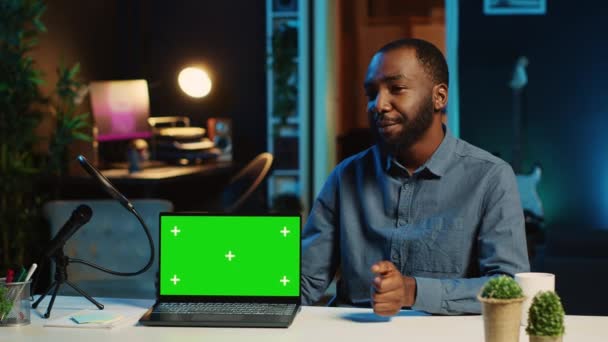 Twórca Treści Filmach Studyjnych Nowo Wydany Zielony Ekran Gier Laptop — Wideo stockowe