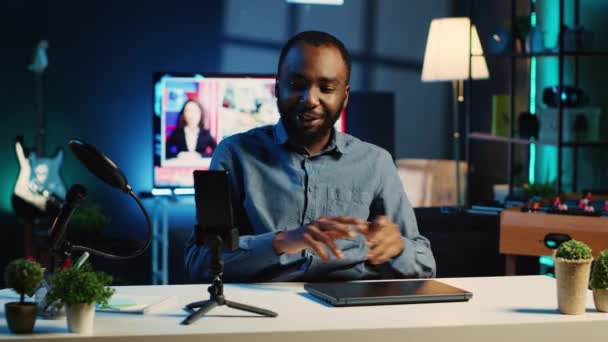 アフリカ系アメリカ人のテクノロジーのインターネットスター撮影レビュー 新しくリリースされたゲームラップトップ 挨拶の聴衆 仕様に関するフィードバックを提示し — ストック動画