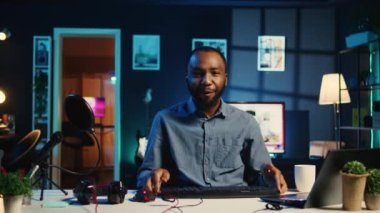 Afro-Amerikan teknolojisi çevrimiçi film yıldızı yeni yayınlanan oyun faresi, klavye ve kulaklıklar hakkında yorum yapıyor, izleyicilere geri bildirim veriyor ve spesifikasyonlar sunuyor