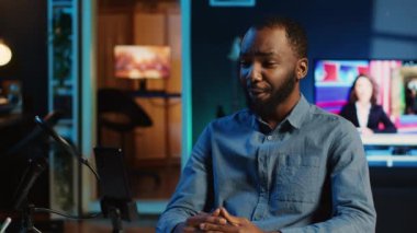 İnternetteki yayın platformları için video çekmek için cep telefonu kamerasını kullanarak loş ışıklandırılmış ev stüdyosu yaratıcısı. Nüfuz Edici, cep telefonu kullanarak izleyicilerle bir oturum düzenliyor