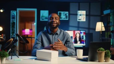 Teknoloji markası sponsorluğunda piyasaya yeni çıkan akıllı telefonlarının boks yorumlarını çekmesi için desteklenen içerik yaratıcısı. Satın almadan önce araştırma yapan izleyicilere telefon tavsiyesi gösteren bir etken