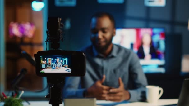 オンラインプラットフォームチャネル用のワイヤレスポータブルスピーカーの技術レビューを行うコンテンツクリエイター アフリカ系アメリカ人インフルエンサーが聴衆に音楽演奏装置を提示 — ストック動画