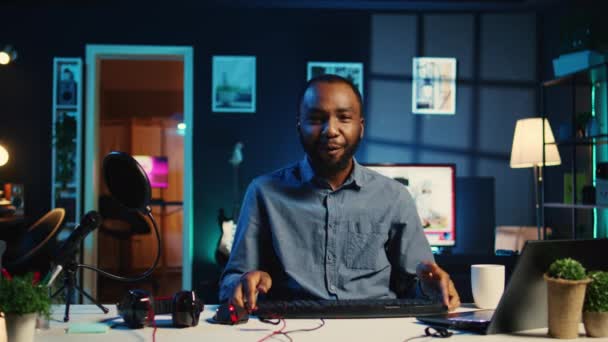 非裔美国人技术在线明星拍摄评论新发布的有线游戏鼠标 键盘和耳机 提供观众反馈和介绍规范 — 图库视频影像