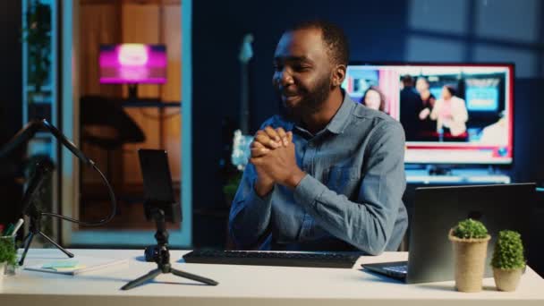 新たにリリースされたキーボードとマウスセットのアフリカ系アメリカ人のテクノロジーのインターネットスター撮影レビュー 挨拶の観客 センサーの感受性に関するフィードバックを提示し 承認を行います — ストック動画