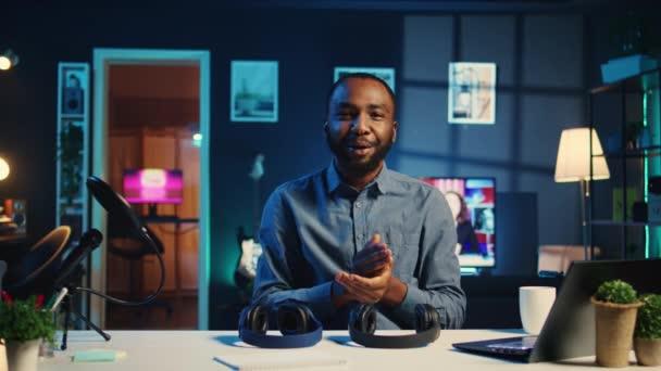 Afrikanisch Amerikanischer Content Creator Filmt Videoüberprüfung Von Rauschunterdrückenden Kopfhörern Vergleich — Stockvideo