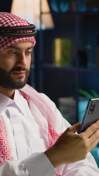 Vídeo Vertical Hombre Árabe Sonriente Chequeando Amigo Cercano Durante Reunión — Vídeo de stock