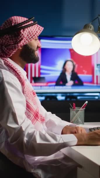 Függőleges Videó Arab Menedzser Online Videokonferenciát Tart Távolról Dolgozó Tengeralattjárókkal — Stock videók