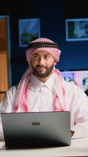 Vertikální Video Usmívající Arabský Telepracovník Který Odpovídá Pracovní Maily Stylovém — Stock video