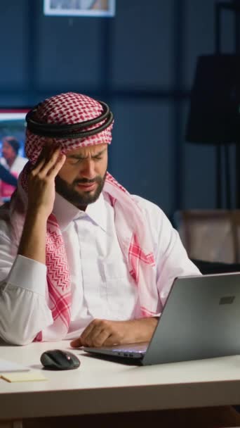 穆斯林企业家在家里工作偏头痛 在私人公寓办公室使用笔记本电脑 回复因过度工作而头疼的邮件 — 图库视频影像