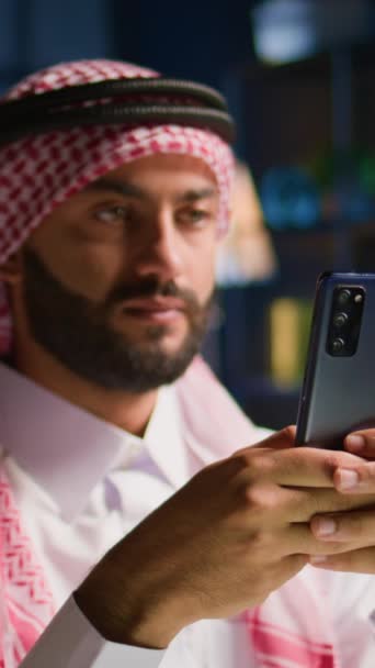 Vídeo Vertical Retrato Teletrabalhador Árabe Feliz Enviando Mensagens Texto Para — Vídeo de Stock