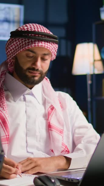 Vertikální Video Portrét Šťastného Arabského Telepracovníka Který Dálku Pracuje Bytě — Stock video