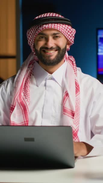 Vídeo Vertical Retrato Hombre Negocios Árabe Sonriente Trabajando Escritorio Moderno — Vídeos de Stock