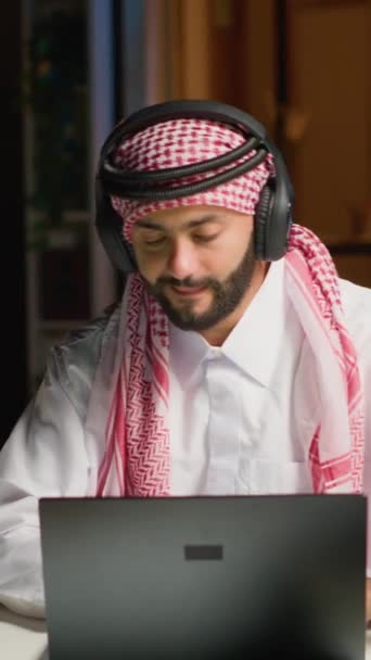 Pionowe Wideo Arabska Firma Wykonawcza Słuchawkami Bezprzewodowymi Entuzjastycznie Nastawiony Pracy — Wideo stockowe