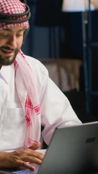 Vídeo Vertical Trabajador Árabe Con Auriculares Inalámbricos Entusiasmado Con Trabajo — Vídeos de Stock