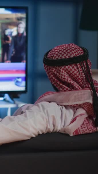 Κάθετη Βίντεο Άραβας Άνδρας Lounged Άνετο Καναπέ Βλέποντας Ειδήσεις Που — Αρχείο Βίντεο