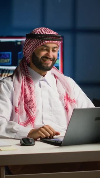 Vídeo Vertical Árabe Candidato Emprego Remotamente Sendo Entrevistado Pela Equipe — Vídeo de Stock