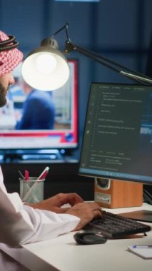 Dikey video bilgisi bilimadamı nöral ağları güncelliyor, karmaşık ikili kod senaryoları yazıyor. Merkez ofisteki sertifikalı tele-işleyici yapay zekayı yükseltmek için dijital cihaz programlama kullanıyor