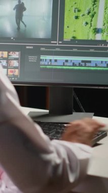 Dikey video Arapça görüntü yönetmeni yeni proje düzenliyor, film montajı yapıyor, görüntü ve sesle çalışıyor. Bilgisayar çalışma istasyonunda film işlemek için post prodüksiyon yazılımı kullanan bir adam