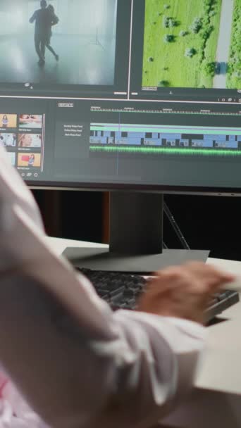 Vertikální Video Arabský Kameraman Editující Nový Projekt Vytvářející Filmovou Montáž — Stock video