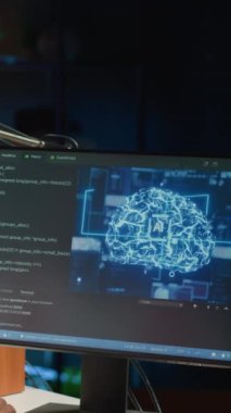 Dikey video Deneyimli Arap geliştirici programlama betikleri bilgisayar ekranında, yapay zeka uygulamaları için kod satırlarını manipüle ederek yapay zeka öğrenme kullanılıyor