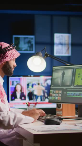Függőleges Videó Muszlim Színész Visel Fejhallgató Szerkesztése Közben Projekt Létrehozása — Stock videók