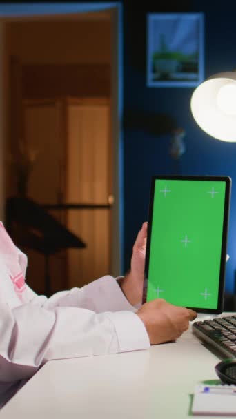 아파트 사무실의 비디오 무슬림 근로자는 크로마 태블릿을 보유하고 있으며 컴퓨터의 — 비디오