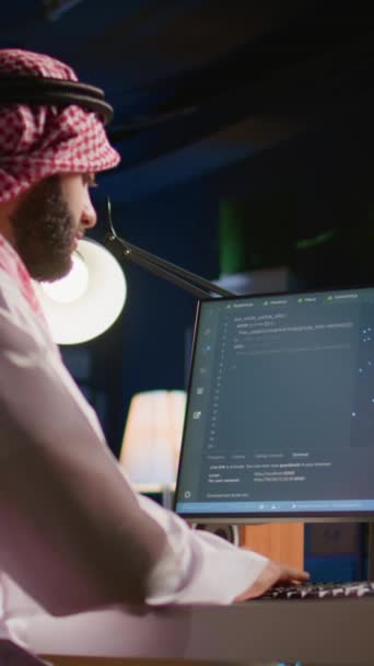 キーボードに入力し 人工知能ニューラルネットワークを更新し 複雑なバイナリコードスクリプトを書く垂直ビデオ開発者 個人のオフィスでイスラム教徒のフリーランスのプログラマーがハイテクをアップグレード — ストック動画