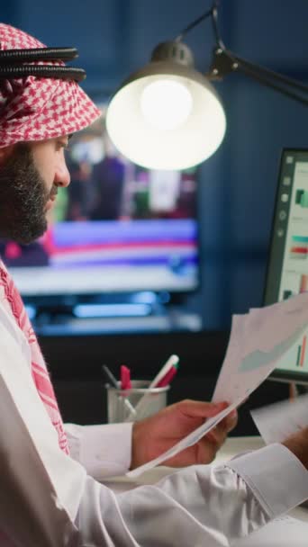 Függőleges Videó Arab Teleworker Ellenőrzése Analitikai Statisztikai Adatkészlet Miközben Távolról — Stock videók