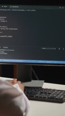 Dikey video sertifikalı Arap mühendisi Java programlama dillerini kullanarak bilgisayar ekranında kod yazıyor. Ortadoğulu geliştirici çalışırken veritabanı hatalarını düzeltmeye çalışıyor