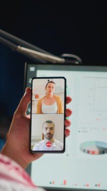 Dik görüntülü İslami telgraf çalışanı ve internet video çalışanları analitik istatistiksel veri setlerini kontrol ediyorlar. Telekonferans toplantısında kilit performans göstergelerini optimize eden Arap çalışan, kapat