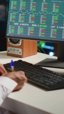 Dikey video Profesyonel Arap aracı yatırımcı borsa değerlerini kontrol ediyor, yatırım finansal kar rakamlarını yazıyor. Piyasa hisseleri grafiklerine bakan Orta Doğulu hissedar