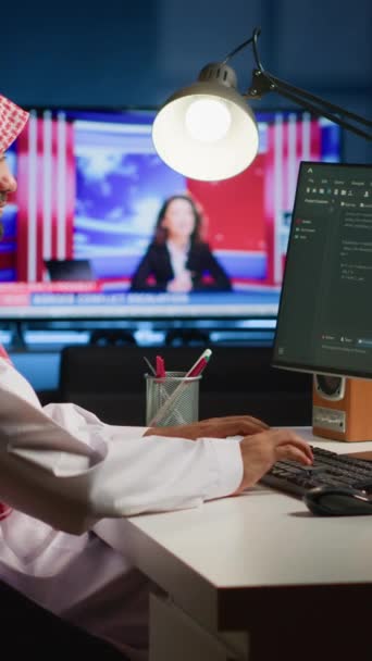 Függőleges Videó Képzett Arab Programozó Kódot Számítógép Képernyőjén Miközben Hivatalban — Stock videók