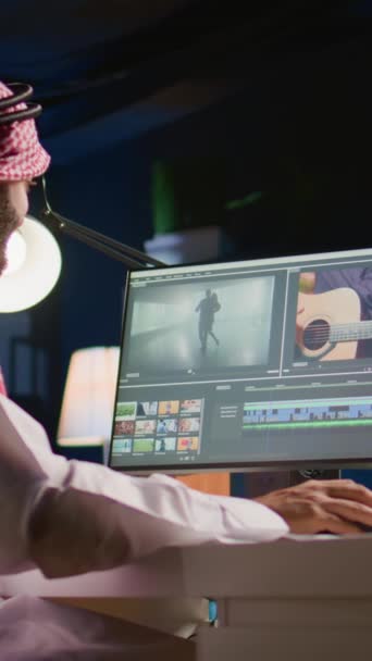 Vídeo Vertical Coleccionista Árabe Freelancer Que Usa Auriculares Mientras Edita — Vídeos de Stock