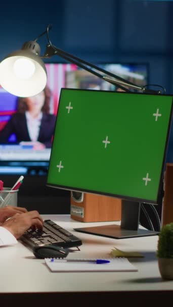 远程工作者在家里工作时把数据输入到绿色屏幕计算机上 自谋职业的自由职业者在以电视为背景噪声的公寓楼模拟装置上执行任务 — 图库视频影像